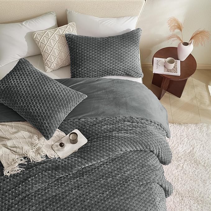 Petrichor Fluffy Queen Comforter Set - Ultra-Soft Gray Flannel Thick Comforter for Queen Bed, Luxury Warm Bedding Set for Winter & Fall, Cozy Fuzzy Bed Set 3 Pieces (1 Comforter & 2 Pillowcases)