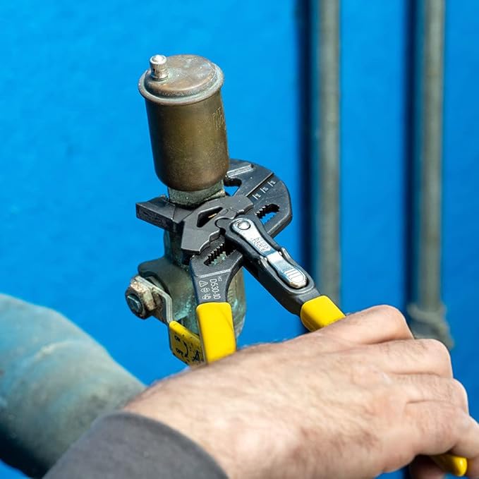 Klein Tools D53002KIT Plier Wrench Set, 2-Piece High-Leverage Pliers with Adjustable, Reversible Jaw, Smooth and Knurled Teeth, 7-Inch and 10-Inch