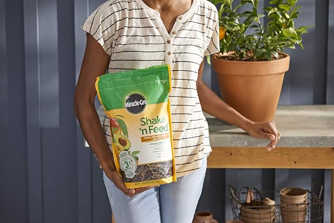 Miracle-Gro Shake 'n Feed Citrus, Avocado and Mango Plant Food 8 lbs.