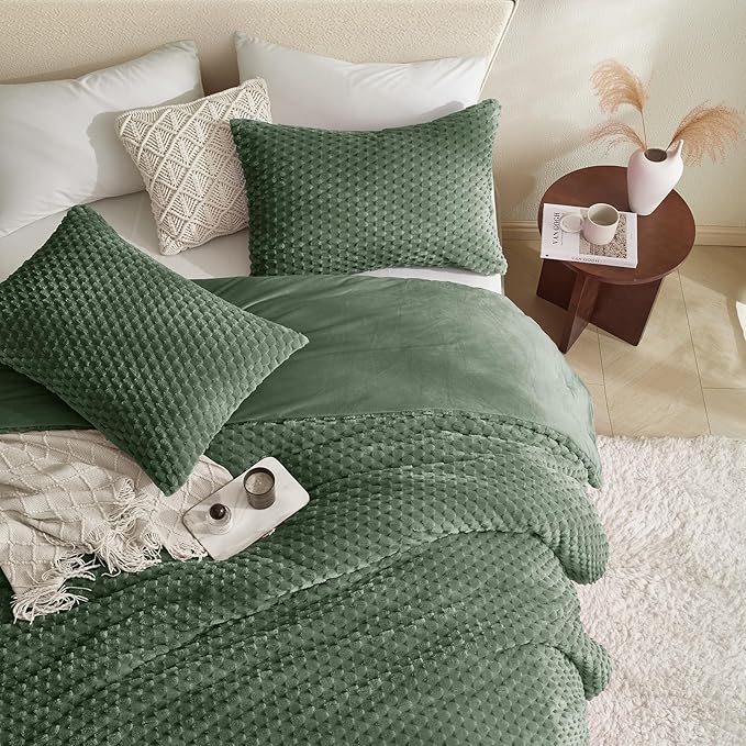 Petrichor Fluffy Twin Comforter Set - Ultra-Soft Green Flannel Thick Comforter for Queen Bed, Luxury Warm Bedding Set for Winter & Fall, Cozy Fuzzy Bed Set 2 Pieces (1 Comforter & 1 Pillowcase)