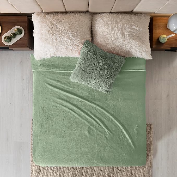 Vianney Sabia Queen Size Lightweight Fleece Blanket Sage Green Cozy Throw for Couch or Bed Soft Fleece for Year-Round Comfort Durable Machine Washable
