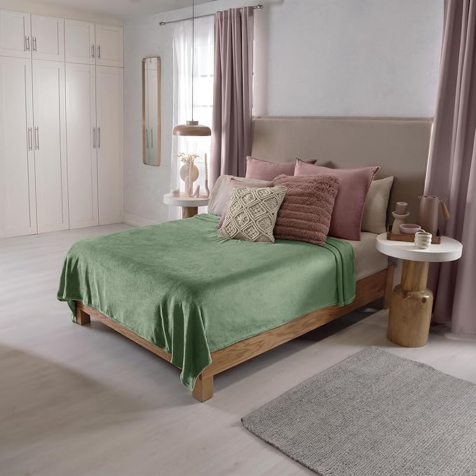 Vianney Sabia King Size Lightweight Fleece Blanket in Sage Green - Ultra Soft Cozy Throw for Couch or Bed - Year-Round Comfort with Durable, Easy Care Material