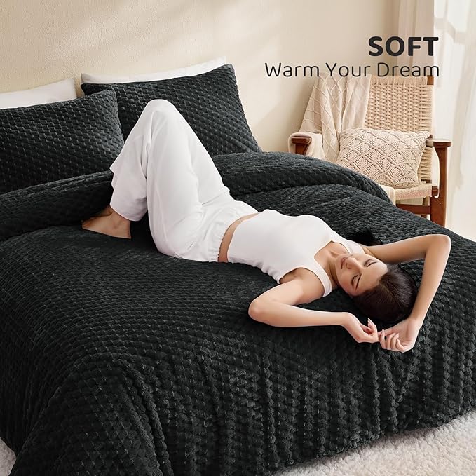 Petrichor Fluffy Queen Comforter Set - Ultra-Soft Black Flannel Thick Comforter for Queen Bed, Luxury Warm Bedding Set for Winter & Fall, Cozy Fuzzy Bed Set 3 Pieces (1 Comforter & 2 Pillowcases)