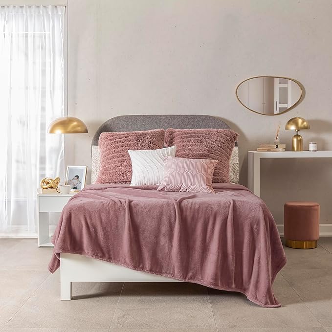 Vianney Lilac Full Size Lightweight Fleece Blanket in Rose Pink