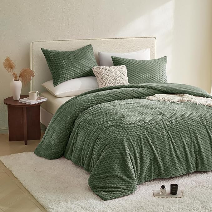 Petrichor Fluffy King Comforter Set - Ultra-Soft Green Flannel Thick Comforter for King Bed, Luxury Warm Bedding Set for Winter & Fall, Cozy Fuzzy Bed Set 3 Pieces (1 Comforter & 2 Pillowcases)