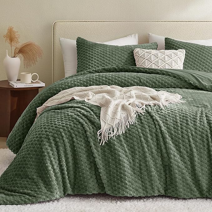 Petrichor Fluffy King Comforter Set - Ultra-Soft Green Flannel Thick Comforter for King Bed, Luxury Warm Bedding Set for Winter & Fall, Cozy Fuzzy Bed Set 3 Pieces (1 Comforter & 2 Pillowcases)
