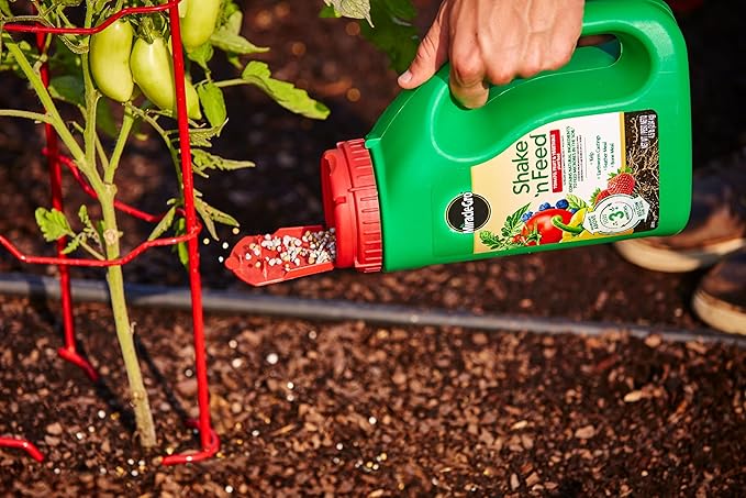 Miracle-Gro Shake 'N Feed Tomato, Fruit & Vegetable Plant Food, Plant Fertilizer, 4.5 lbs. (6-Pack)