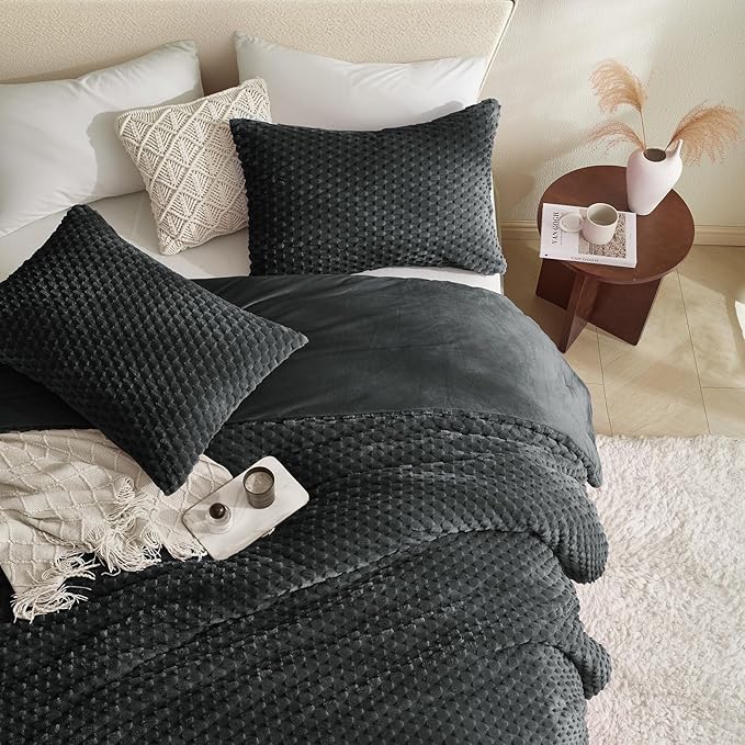 Petrichor Fluffy King Comforter Set - Ultra-Soft Black Flannel Thick Comforter for King Bed, Luxury Warm Bedding Set for Winter & Fall, Cozy Fuzzy Bed Set 3 Pieces (1 Comforter & 2 Pillowcases)