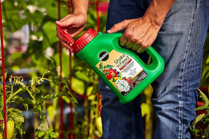Miracle-Gro Shake 'N Feed Tomato, Fruit & Vegetable Plant Food, Plant Fertilizer, 4.5 lbs. (6-Pack)