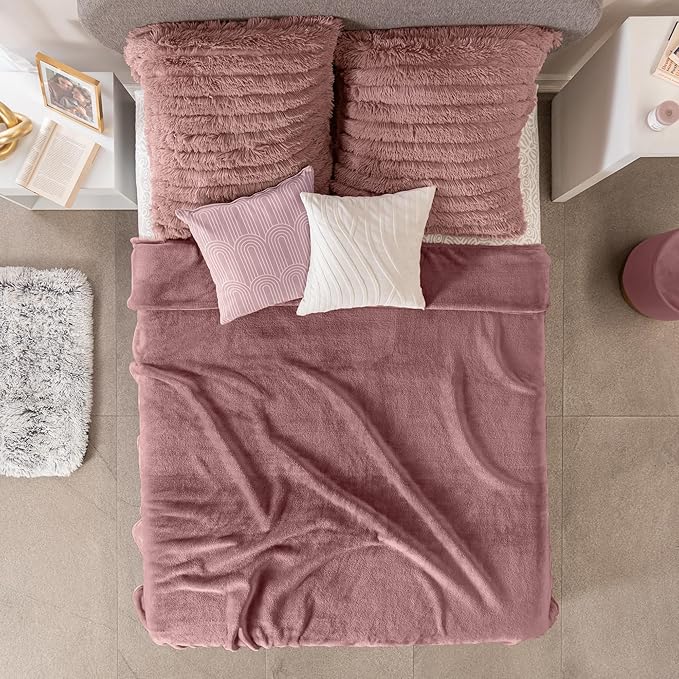 Vianney Lilac Full Size Lightweight Fleece Blanket in Rose Pink